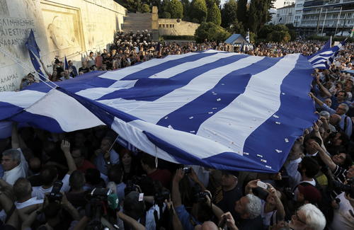 Protestantes en el centro de la capital griega. (Foto: EFE)