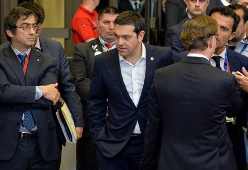 El primer ministro de Grecia, Alexis Tsipras, sale de la primera jornada de la cumbre de jefes de Estado y de Gobierno de la Unión Europea (Foto: EFE)