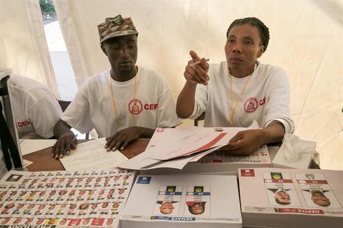 Jurados de mesa dan instrucciones a votantes en Puerto Príncipe (Haití). Hoy se celebra la segunda vuelta de las elecciones legislativas, la primera de las presidenciales, de entre 50 candidatos, y los comicios municipales. (Foto: EFE)