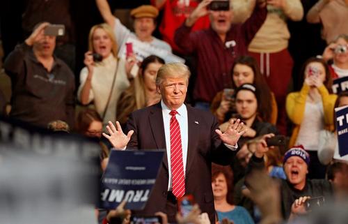 Aunque Donald Trump tuvo un nuevo tropiezo, sigue a la cabeza de la competencia en el Partido Republicano (Foto: EFE)