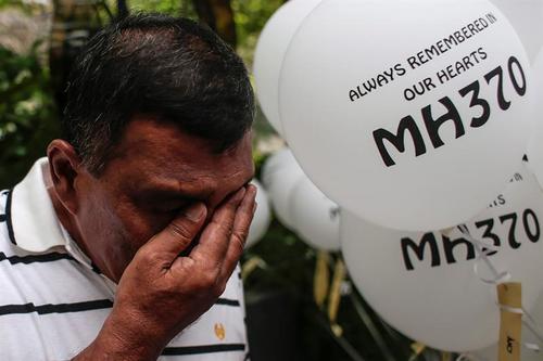 Unas 150 personas participaron en el homenaje a dos días del segundo aniversario de la desaparición del avión de Malaysia Airlines. (Foto: EFE)