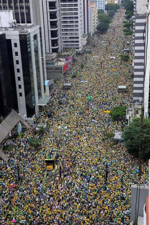 Se calcula que más de 1.5 millones de personas salieron a las calles para protestar en Brasil en contra de la corrupción. (Foto: EFE)