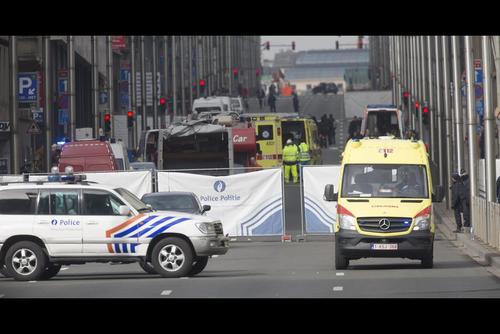 Los servicios de emergencia en la estación de metro de Malbeek en Bruselas. (Foto: EFE)