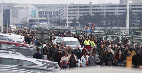 Cientos de trabajadores y viajeros fueron desalojados del aeropuerto internacional de Zaventem. (Foto: EFE)