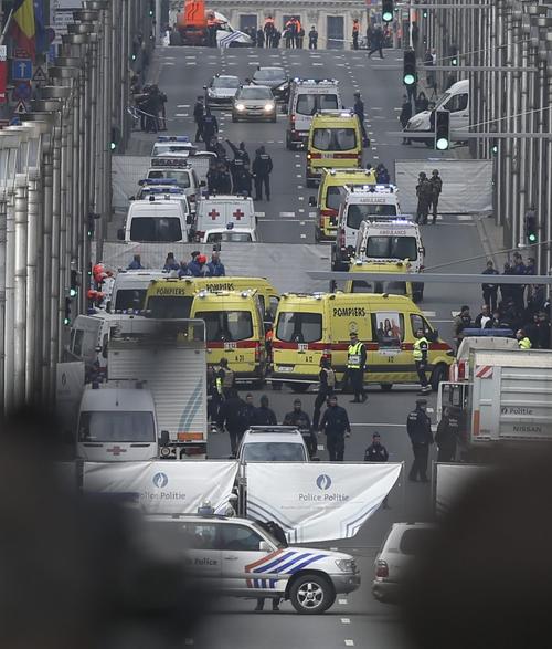 Servicios de emergencia acuden a la estación de metro de Malbeek en Bruselas. (Foto: EFE)