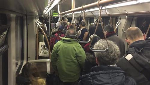 Pasajeros que evacúan un vagón de metro entre las estaciones de metro Arts-Lois y Malbeek en Bruselas. (Foto: EFE)