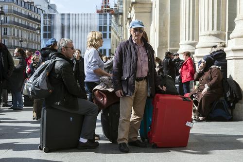 Pasajeros esperan enfrente la estación de trenes en París, Francia. (Foto: EFE)