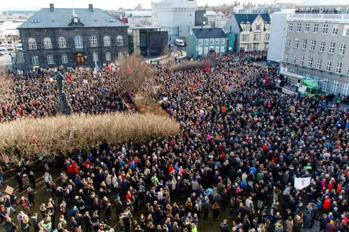 Miles de islandeses exigen la renuncia del primer ministro frente al parlamento de Islandia. (Foto. EFE)