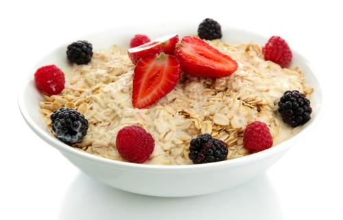 Si se desea incorporar la avena en la dieta de un diabético, puede acompañarse con fruta. (Foto CírculoDiabético)