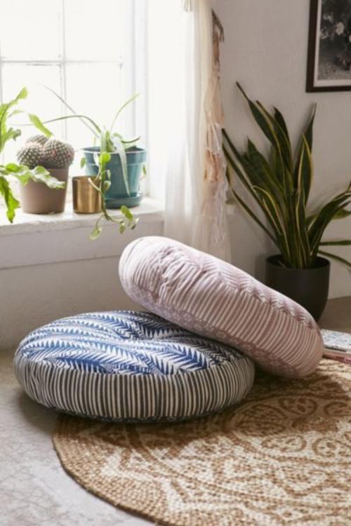 Las almohadas son perfectas para crear un oasis de comodida. (Foto: Urban Outfitters) 