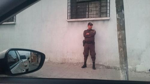 Un guarida del Sistema Penitenciario vigila a unos 20 metros de distancia al sindicado Osama Ezzat Azziz Aranki, implicado en el caso La Línea. (Foto: Soy502) 