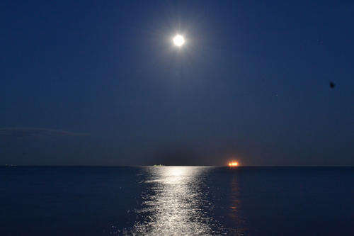 En Guatemala, la Luna se ve maravillosa en el mar o en un lago. (Foto: Cortesía Edgar Castro Bathen)