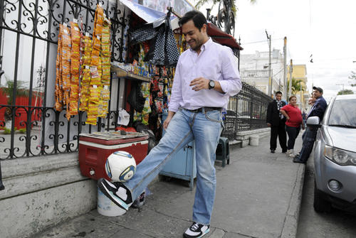 Carlos el Pescadito Ruiz domina el balón en una de las calles de la zona 1 capitalina. (Nuestro Diario)