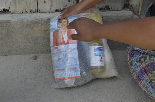 Algunas de las bolsas entregadas tenían las imágenes de Alejandro Sinibaldi, otras la de la diputada por Huehuetenango, Emmilene Mazariegos. (Foto: Archivo/Soy502)