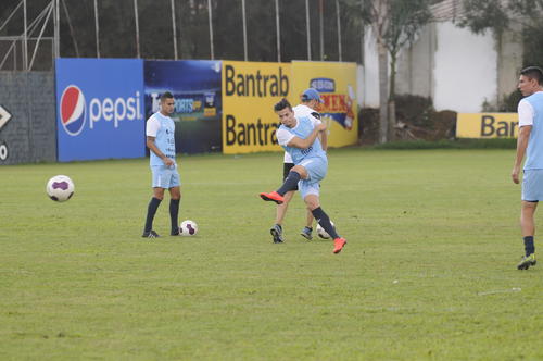 Stefano Cincotta ya entrenó con la Selección este miércoles, tras el atraso de su vuelo procedente de Alemania. (Foto: Pedro Pablo Mijangos/Soy502)