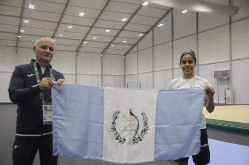 El técnico rumano Adrián Boboc y Ana Sofía Gómez captados en el entreno de este viernes. (Foto: Pedro Pablo Mijangos/Soy502)