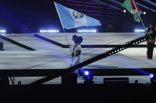 Erick Barrondo llevó la bandera de Guatemala en el cierre de los Juegos. (Foto: Pedro Pablo Mijangos/Soy502)