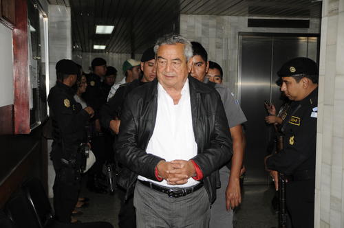 Se acabaron las diligencias judiciales en Guatemala para Waldemar Lorenzana, quien aparece aquí conducido a un juzgado. Ahora tendrá que enfrentarse a la justicia norteamericana. (Foto: Nuestro Diario).