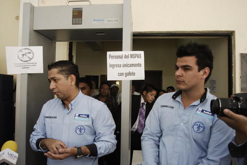 El portavoz del ministerio de Salud Gustavo Barillas, impidió el acceso a la prensa durante varios minutos, trataba de impedir que se fotografiara a los ex empleados que realizan una huelga de hambre. Foto:(Jesús Alfonso/Soy502)