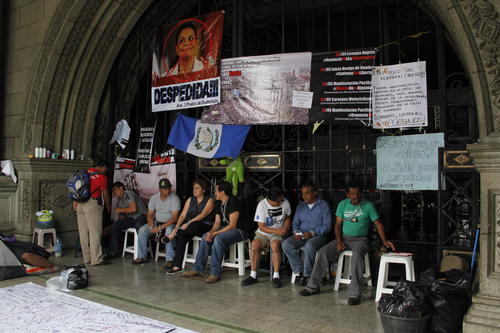 Los manifestantes tuvieron algunos problemas para que las personas que los apoyan llegaran hasta ellos durante la concentración masiva del partido Lider. (Foto: Fredy Hernández/Soy502)