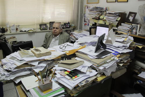 El licenciado Jorge Luján es uno de los primeros docentes que impartieron clases y siguen siendo parte del personal que labora en la Universidad del Valle de Guatemala. (Foto: Alejandro Balán/Soy502)