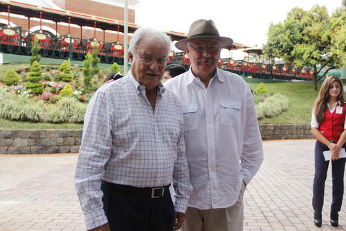 Don Ricardo fue el encargado de recibir a sus invitados que lo felicitaron por su trabajo. (Foto: Fredy Hernández/Soy502)