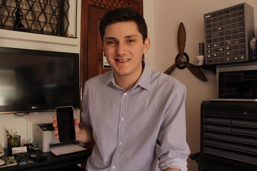 Un celular roto fue el impulso para que su emprendimiento tomara fuerza y se convirtiera en un innovador. (Foto: Fredy Hernández/Soy502)