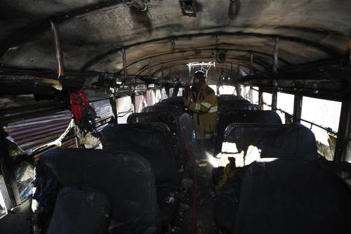 El bus quedó totalmente quemado. (Foto: Nuestro Diario) 