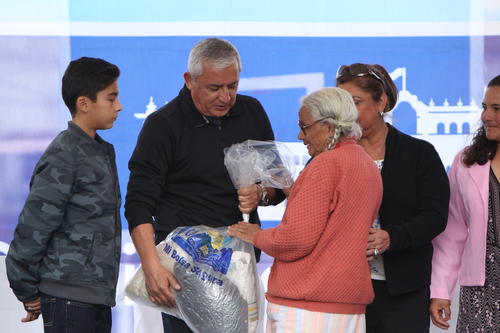 El mandatario realizó la entrega de la Bolsa Segura. (Foto: Presidencia) 