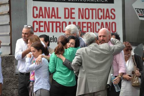 Familiares de la víctima llegaron al lugar del asesinato a reconocer el cuerpo de Francisco Palomo.  (Foto: Jesús Alfonso/Soy502) 
