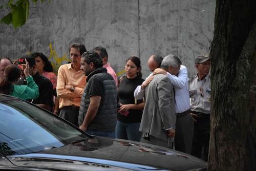 La familia y amigos del abogado Francisco Palomo llegaron a la escena del crimen donde reconocieron el cuerpo.  (Foto: Jesús Alfonso/Soy502)