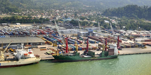 Grúas en el puerto de Santo Tomás de Castilla (Foto: Grupo Interport)