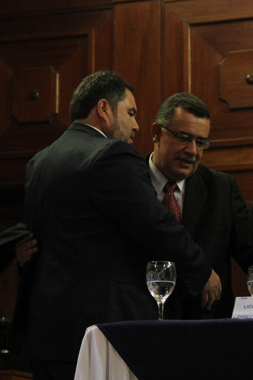 Estuardo Gálvez, actual rector de la Universidad de San Carlos abraza a Carlos Alvarado al momento en que este fue notificado como el ganador de las votaciones y se convierte en el nuevo rector de dicha casa de estudios (Foto: Alexis Batres/Soy502)
