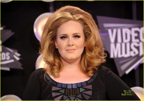 El look vintage de Adele resaltó en 2011. (Foto: JustJared)