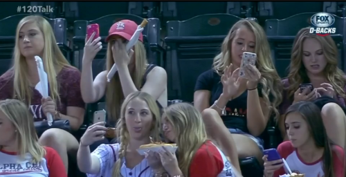 Las chicas no se percatan de quien está ganando el encuentro, su única finalidad es enviar fotos. (Foto: Fox Sports) 