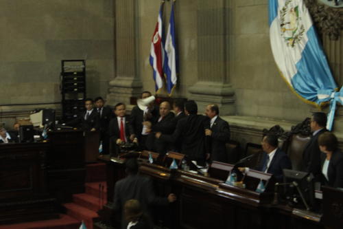 El diputado Luis Chávez, de Líder, se fue a las manos con diputados de la Junta Directiva, especialmente con Juan Alcázar, del PP.