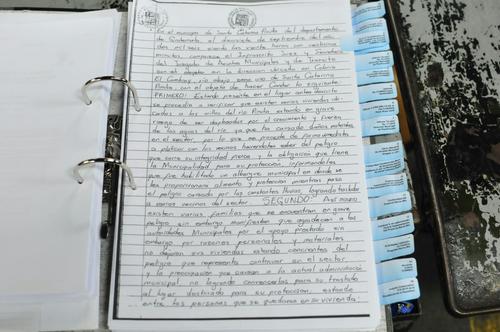 Vista de uno de los documentos que Antonio Coro muestra a la prensa, en defensa de su vinculación a la tragedia de El Cambray. (Foto: Alejandro Balán/Soy502) 