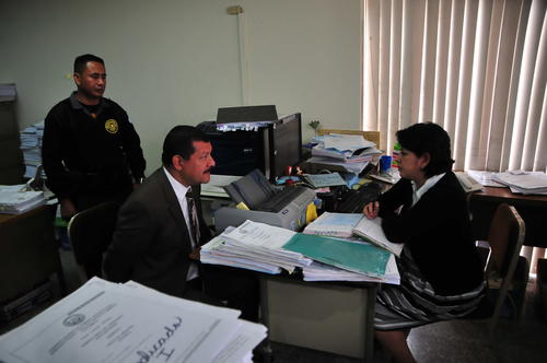 Antonio Coro firmó un acta donde se compromete a cumplir las medidas fijadas por la jueza Silvia Morales. (Foto: Alejandro Balán/Soy502) 