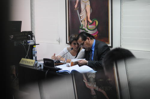 Alma Judith Méndez, conversa con su abogado después de informar que no aceptaba el procedimiento abreviado ofrecido por el MP. (Foto: Alejandro Balán/Soy502) 