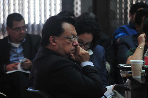 El exalcalde Edgar Ruiz escucha a la fiscal durante la audiencia de primera declaración. (Foto: Alejandro Balán/Soy502) 