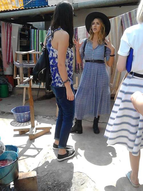 Jessica Alba conversa con las personas que visitó en San Juan La Laguna. (Foto: Toc José D)