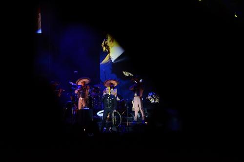 Alejandro Fernández dio todo en escena junto a su mariachi. (Foto: Selene Mejía/Soy502) 