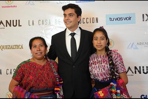 María Telón (actriz), Jayro Bustamante (realizador) y María Mercedes Coroy (actriz), en la alfombra roja de "Ixcanul", celebrada den Guatemala. (Foto: Selene Mejía/Soy502)  