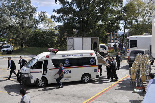 La Vicepresidenta Roxana Baldetti fue trasladada en una ambulancia al Centro Médico. (Foto: Esteban Biba)