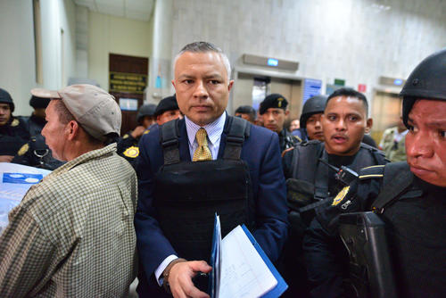 Salvador González utiliza chaleco antibalas durante una audiencia después de haber rendido una declaración espontánea en septiembre de 2015. Alias "Eco" permanece encarcelado en la cárcel Pavoncito en un área aislada. 