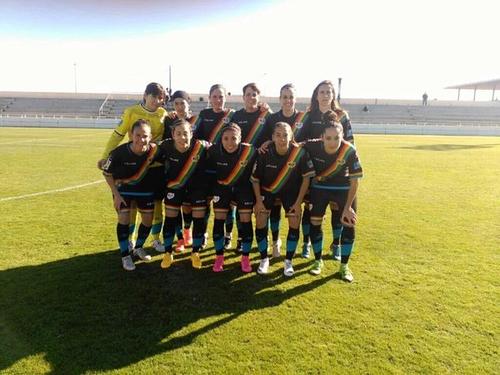 Ana Lucía Martínez, posó para su primera foto oficial con el once titular del Rayo Vallecano de la liga profesional de España. 