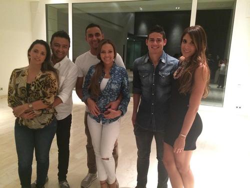 Dos latinoamericanos famosos que ficharon para el Real Madrid, con sus parejas. Al centro, Keylor y Andrea Salas. A la derecha, James y su compañera. (Foto: Facebook).