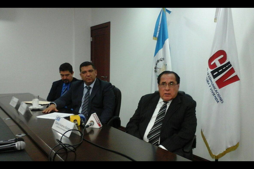 Gabriel Andreu Escobar (primero a la derecha) asumió el cargo de director de aeronáutica en julio de 2015. (Foto Archivo/Soy502)