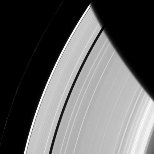 Una imagen más cercana de los anillos de Saturno.  (Foto: NASA)