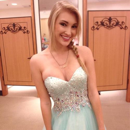 Un vestido celeste con pedrería y ¡listo! Anna Carlson se transforma en Elsa, la princesa de "Frozen".